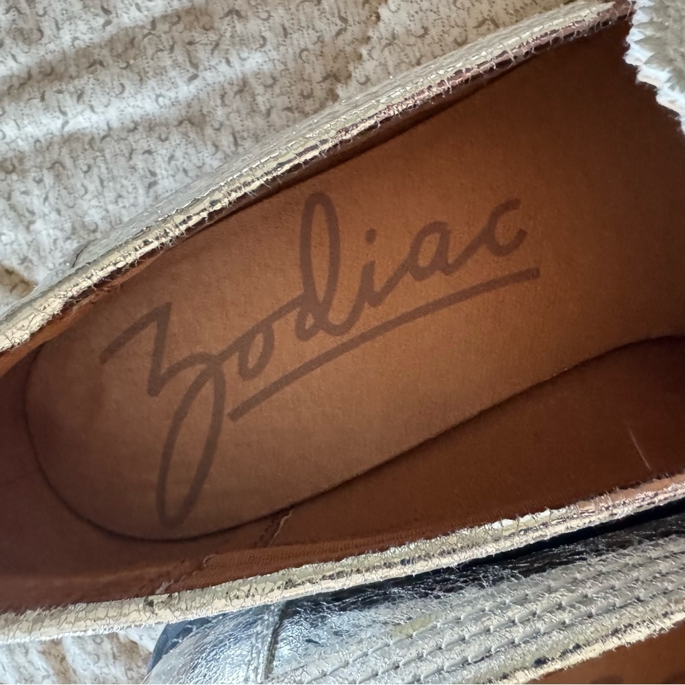 Zodiac Metallic Silver Loafers- super fun& sassy! Cute edging! FUN FASHION 🎉🎉 - Picture 9 of 14